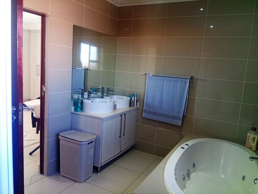 4 Bedroom Property for Sale in Heuwelsig Free State